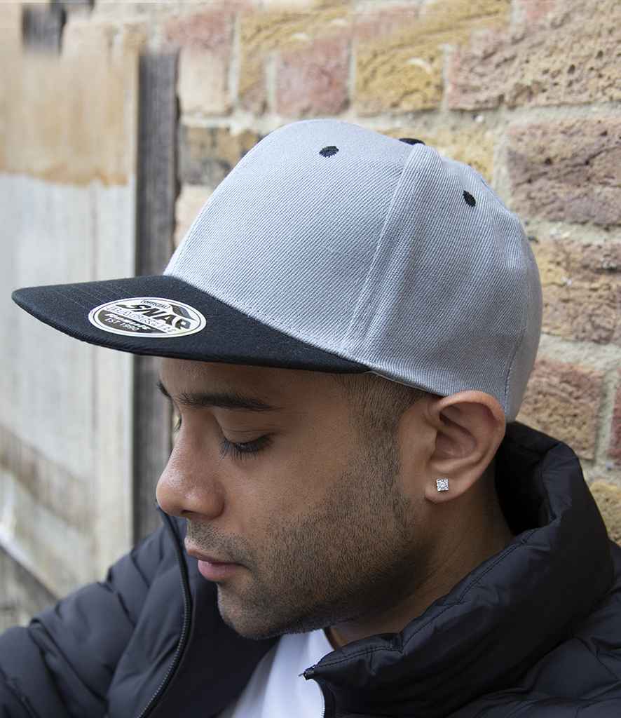 RC082 Heather Grey/Black Model